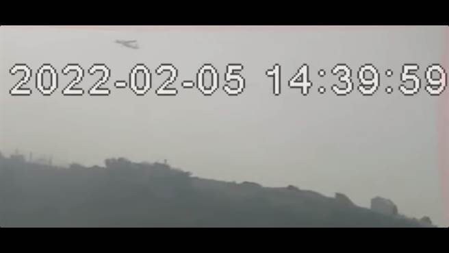東引鄉的民宿頂樓監視器明確拍到不明飛機飛過。（東引鄉長林德建提供／王揚傑連江傳真）