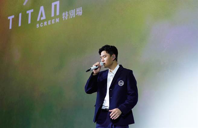 周興哲在影廳開唱，讓影廳瞬間變成演唱會。（星空飛騰提供）