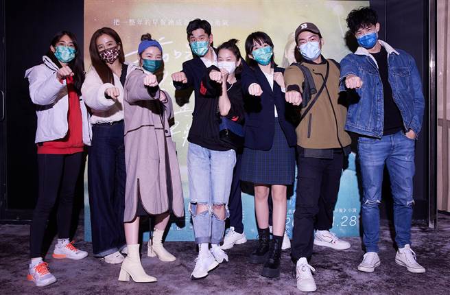 宇宙（左起）、周曉涵、鄭心慈、周興哲、六月、李沐、大鶴、周曉涵親弟弟一起看電影。（星空飛騰提供）