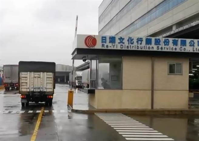 桃園日翊物流復工首日有許多物流車輛進出。（呂筱蟬攝）