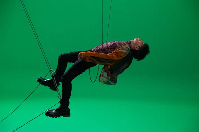 HowZ首次体验吊钢丝。（迷音乐Me Music提供）