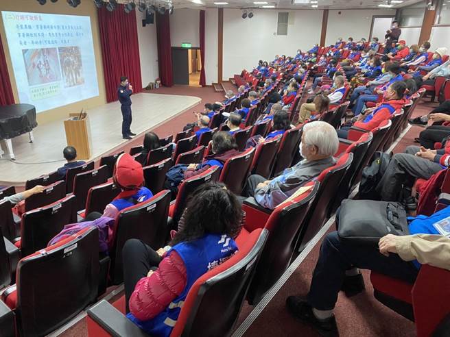 捷运警察队13日上午举办活动，现场有300名捷运志工学习强化维安事件处置技巧。（图／捷运警察提供）