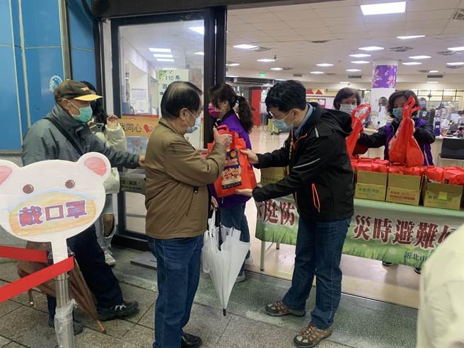 林今权赠送爱心元宵给民眾。（板桥区公所提供）