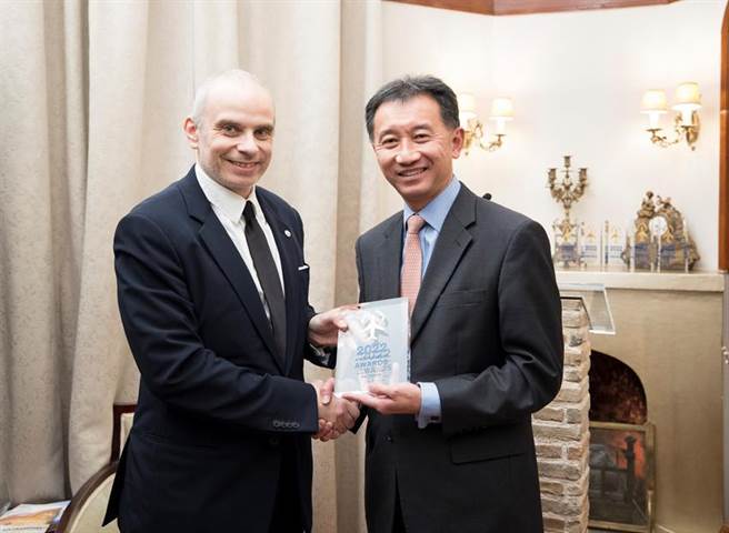 （星空联盟于航空运输大奖(Air Transport Awards)荣获年度最佳航空联盟(Airline Alliance of the Year)，由星空联盟执行长Jeffrey Goh(右)代表领奖。图／长荣航空提供）
