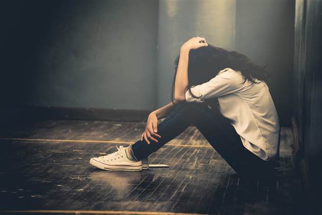 青少年憂鬱症狀「非典型」 常被誤認是叛逆 這些情況是警訊。(示意圖/Shutterstock)