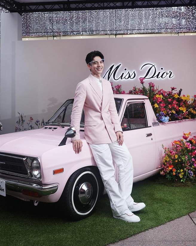 迪奥香水形象大使林柏宏浪漫传情。（迪奥提供） 