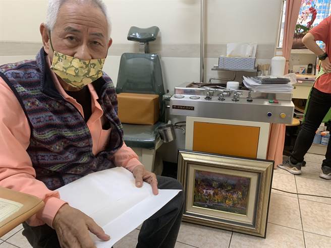 71岁老画家谢沧益捐赠20幅画作，义助张芬郁参选市议员，表示不懂选举，仅是对老朋友的支持。（张芬郁提供／黄国峰台中传真）