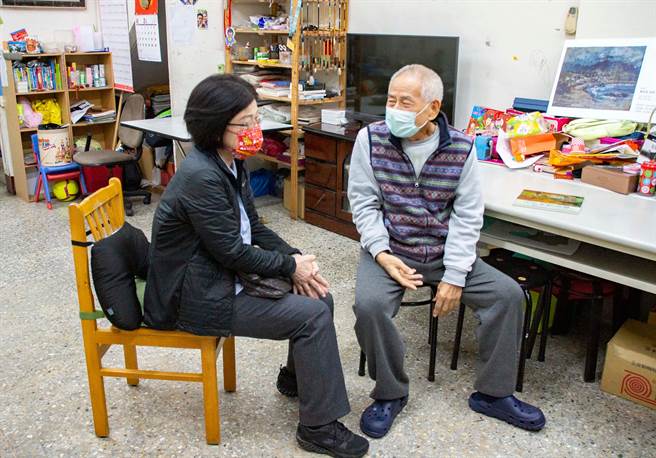 71岁老画家谢沧益捐赠20幅画作，义助张芬郁参选市议员，张芬郁（左）感谢张老师，表示会努力力拚第三席，不辜负老师的心意。（张芬郁提供／黄国峰台中传真）