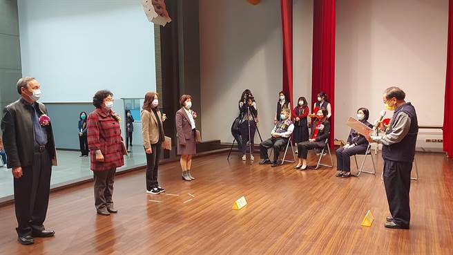 台中市政府14日举行北区区长、北区户政事务所、太平区户政事务所暨丰原区户政事务所主任布达暨宣誓交接典礼。（台中市府提供／卢金足台中传真）