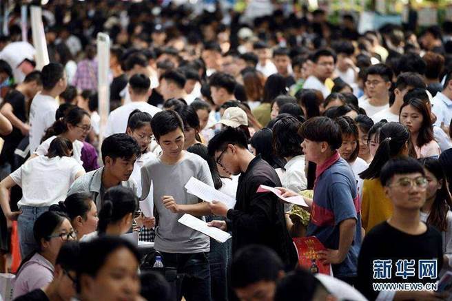 猎聘大数据研究院今（14日）推出《2022春节后开工一周中高端人才就业数据报告》显示，今年春节开工后，大陆有24.95％的人想跳槽。（新华社）