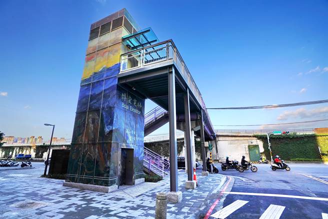 新北市目前已兴建启用13座水岸友善电梯，今年预计实施新庄区台65桥下新设跨堤陆桥工程、土城区摆接堡路既有陆桥增设无障碍坡道。图为永和博爱陆桥。（新北市高滩处提供）