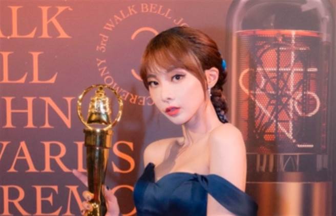 奎丁曾因「走钟奖摔红毯」成为话题焦点。（图／取自奎丁IG）