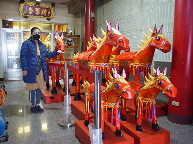 雲林縣水林鄉順天宮「夜巡慶元宵文化祭」因疫情百年首次取消，「射火馬」儀式提醒防疫。（張朝欣攝）