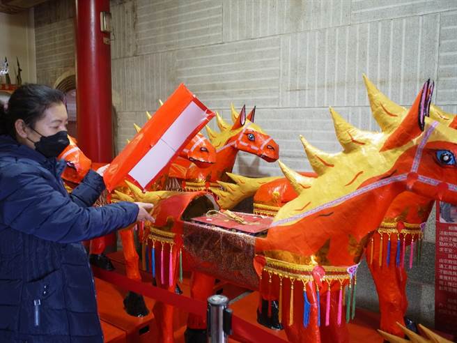 雲林縣水林鄉順天宮「夜巡慶元宵文化祭」因疫情百年首次取消，「射火馬」儀式提醒防疫。（張朝欣攝）