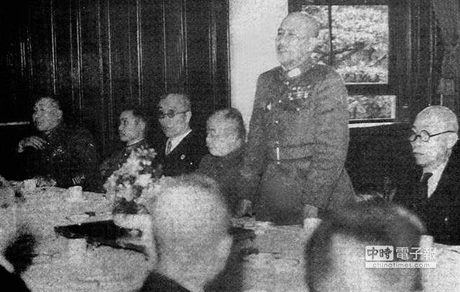1947年3月18日，白崇禧（中立者）在台北宾馆举行茶会，国民参政员、台湾省参议员林献堂（右一）、陈仪长官（右三）、葛敬恩秘书长（右四）、警备总部参谋长柯远芬（右五）同席。（时报出版社提供）