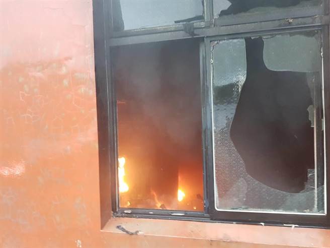 石门区民宅火警，1名行动不便男子获救。（民眾提供）