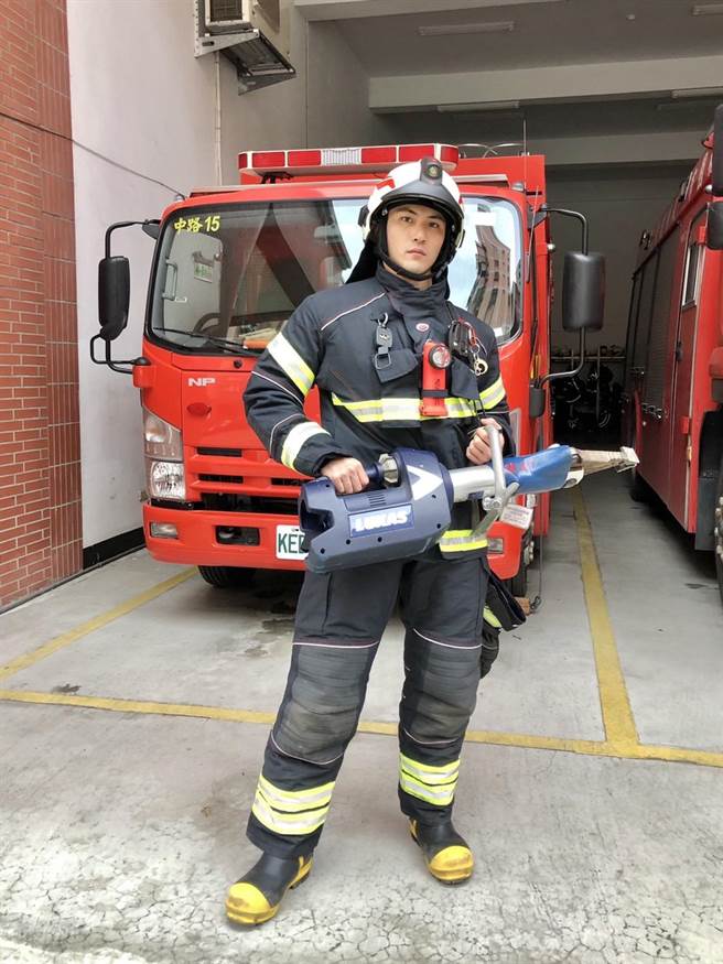桃园市消防局第一大队中路分队队员张礼聿，自小就是游泳校队，身材佳、顏值高，神似「国民渣男」凤小岳。(中路分队提供／蔡依珍桃园传真)