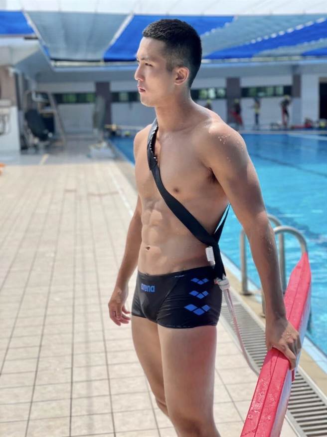 桃园市消防局第一大队中路分队队员张礼聿，自小就是游泳校队，身材佳、顏值高，神似「国民渣男」凤小岳。(中路分队提供／蔡依珍桃园传真)