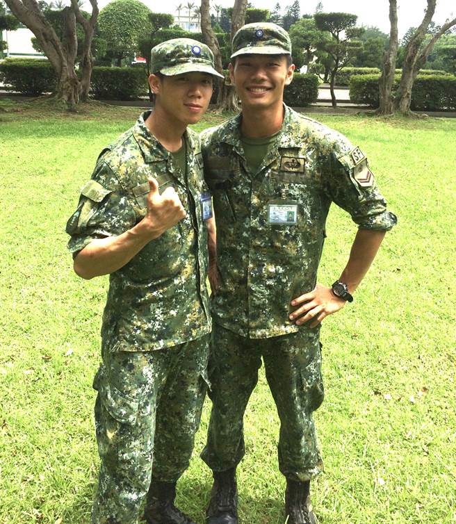 永庆房屋经纪人黄诗杰(图左)，过去曾有4年的军职经验，锻炼他成为一位有责任心、自律的人。(图/永庆房屋提供([疫情前拍摄])