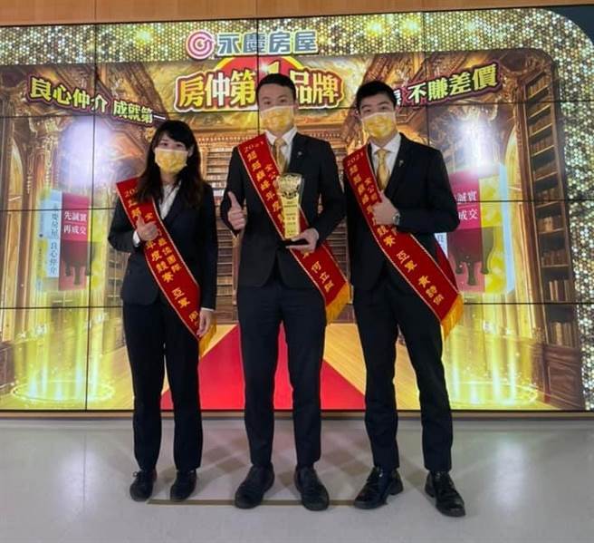 永庆房屋提倡团队合作共战制度，让房仲新鲜人也能快速上手，不需要单打独斗。(图/永庆房屋提供)