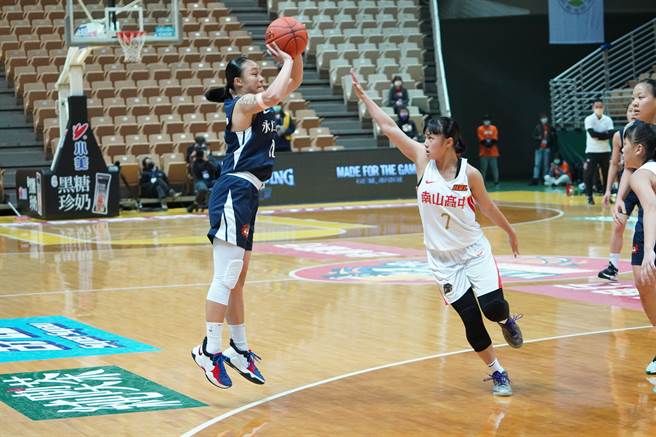 永仁高中邱敬恩斩获25分、10篮板。（高中体总提供）