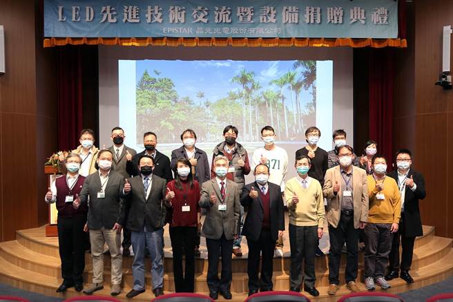 晶元光电捐赠中兴大学逾2亿元设备，共同打造培训平台。（兴大提供／陈淑芬台中传真）