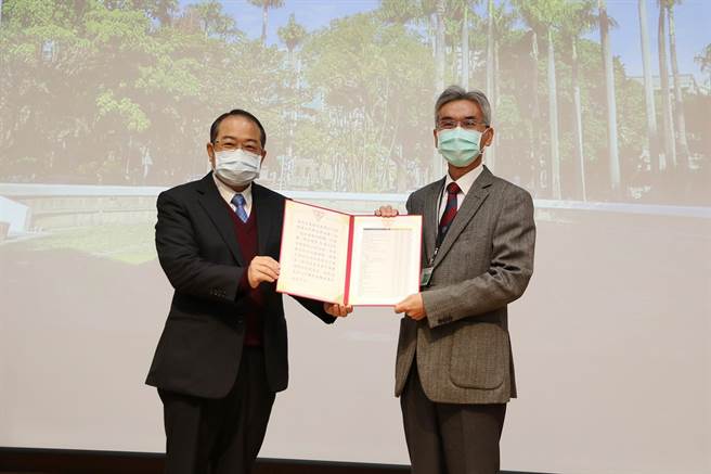 晶元光电捐赠中兴大学总值超过2亿的设备，由晶元光电董事长范进雍（左）代表赠予兴大校长薛富盛（右）。