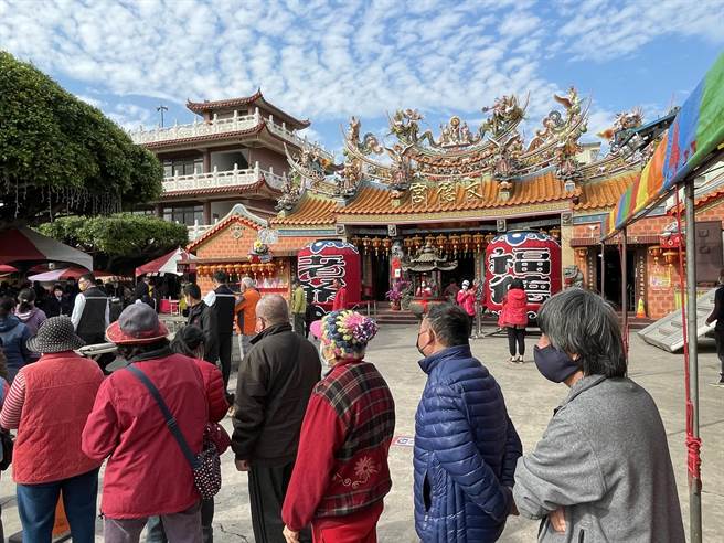 花坛文德宫迎灯排，今年迈入第194年，受疫情衝击，破天荒迎来「遶境延期」，但白天活动依序展开，热闹滚滚，祈求「福德老爷招财金」大排长龙。（ 吴敏菁摄）