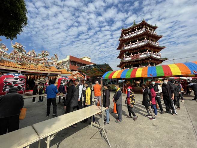花坛文德宫迎灯排，今年迈入第194年，受疫情衝击，破天荒迎来「遶境延期」，但白天活动依序展开，热闹滚滚，祈求「福德老爷招财金」大排长龙。（ 吴敏菁摄）
