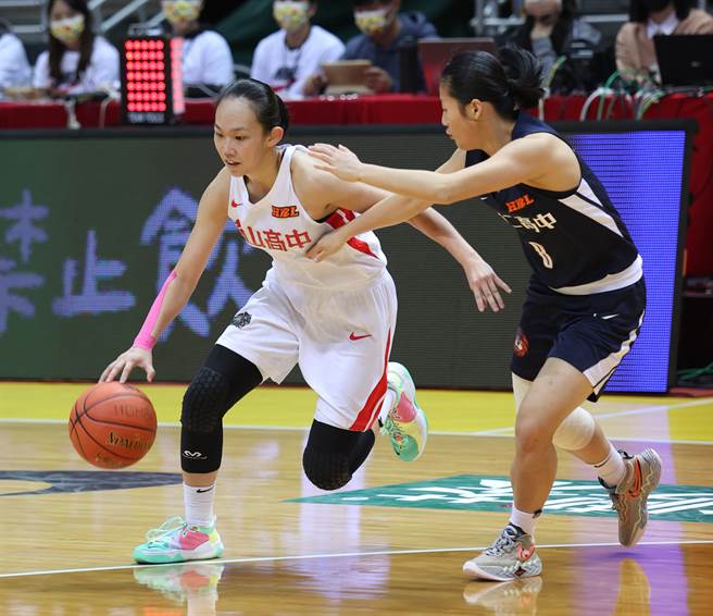 南山高中刘芳瑜（左）具得分能力，单场22分相当出色。（高中体总提供）