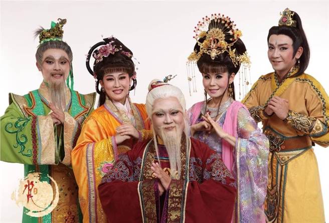 去年传艺金曲奖音乐设计奖得主陈歆翰（右一）将在公演剧目「水月传说」中担纲小生，校长秘书张佩娣（右二）饰演小旦。（员林家商提供／谢琼云彰化传真）