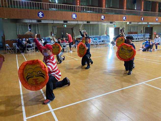 20位毕业校友中有幼教师、银行员、餐饮人员等等，这次受邀无酬义务投入公演演出，春节连假期间就返校密集投入排演。（员林家商提供／谢琼云彰化传真）