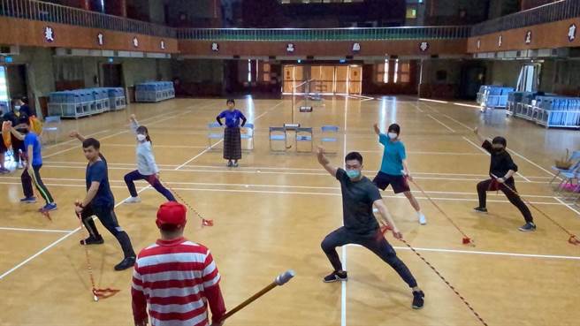 20位毕业校友中有幼教师、银行员、餐饮人员等等，这次受邀无酬义务投入公演演出，春节连假期间就返校密集投入排演。（员林家商提供／谢琼云彰化传真）