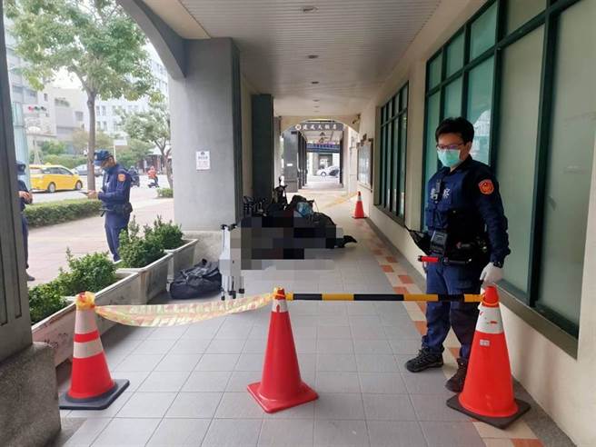 林姓街友今天上午倒卧在雄检第二办公室骑楼，警方封锁现场进行调查。（翻摄照片／石秀华高雄传真）
