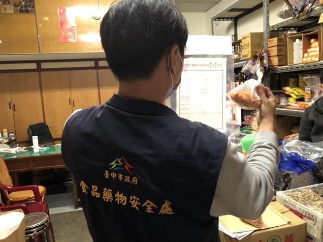 台中市食安处日前至民眾常採买的生鲜超市、传统市场、餐饮场所、大卖场等处，抽检汤圆及配料。（台中市卫生局提供／张妍溱台中传真）