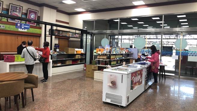 彰化区渔会表示响应稳定物价，14日宣布渔会商品全面冻涨，至于年前宣布15日起，蒲烧鳗礼盒一公斤五尾装价格要调整1800元，也改成1700元。（彰化区渔会提供／吴敏菁彰化传真）