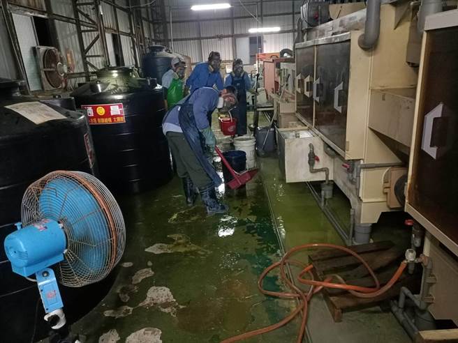台南市南区安平工业区内一家工厂泄漏盐酸气体，警消进入止泄。（读者提供／程炳璋台南传真）