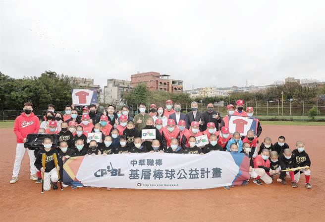 中华职棒大联盟的「中华职棒基层棒球公益计画」，今年首度启航开往台中沙鹿，并捐赠棒球装备给学校。（中华职棒大联盟提供）