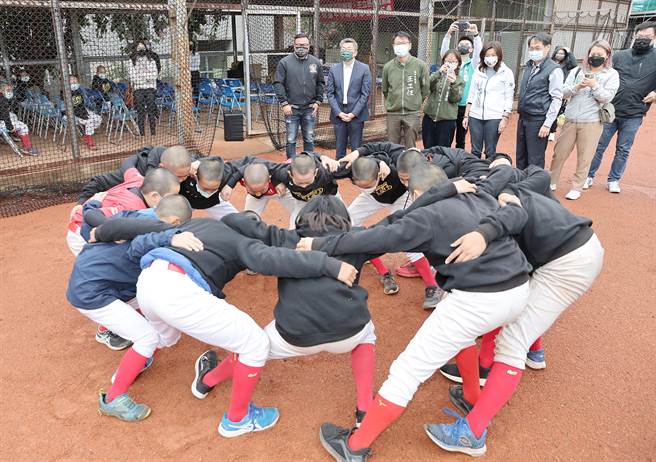 中华职棒大联盟的「中华职棒基层棒球公益计画」，今年首度启航开往台中沙鹿，并捐赠棒球装备给学校。（中华职棒大联盟提供）