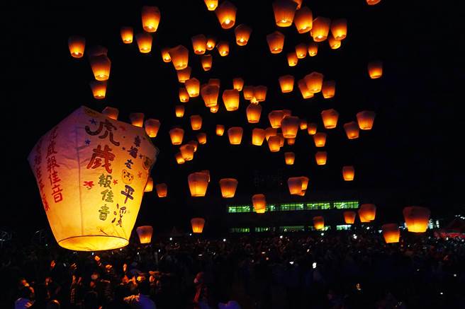 首場活動12日在平溪國中舉行，眾多天燈一同升空，場面壯觀。（姚志平攝）