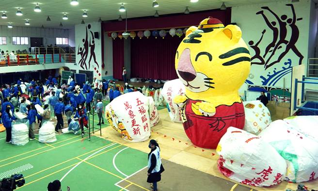 「2022新北市平溪天燈節」首場活動12日在平溪國中登場，20呎超大萌「虎」造型主燈在禮堂內準備。（姚志平攝）