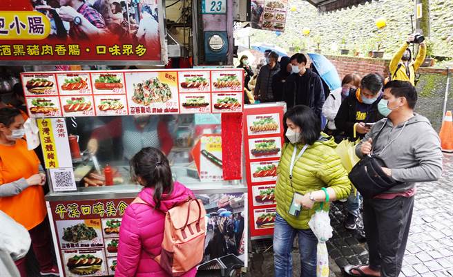 「2022新北市平溪天燈節」首場活動12日在平溪國中登場，老街人潮絡繹不絕，小吃攤前排出長長的隊伍。（姚志平攝）