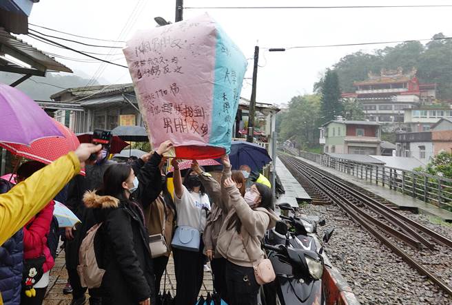 首場活動12日在平溪國中登場，不少民眾在老街鐵道旁放天燈。（姚志平攝）