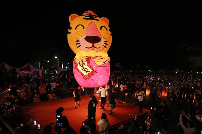 「2022新北市平溪天燈節」首場活動12日在平溪國中舉行，主燈「福虎」登場。（姚志平攝）