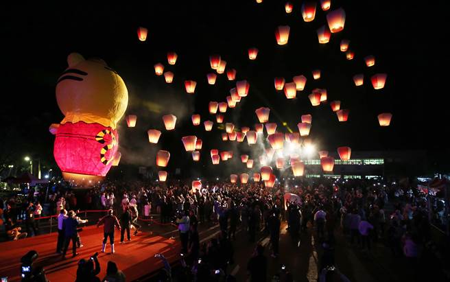 「2022新北市平溪天燈節」首場活動12日在平溪國中舉行，主燈「福虎」登場與其它天燈一同升空。（姚志平攝）
