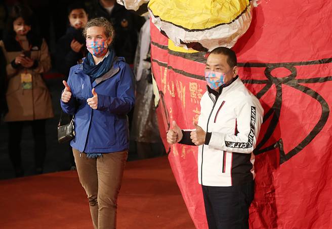 首場活動12日在平溪國中舉行，新北市長侯友宜（右）與美國在台協會首任女處長孫曉雅（左）一同施放主燈「福虎」。（姚志平攝）