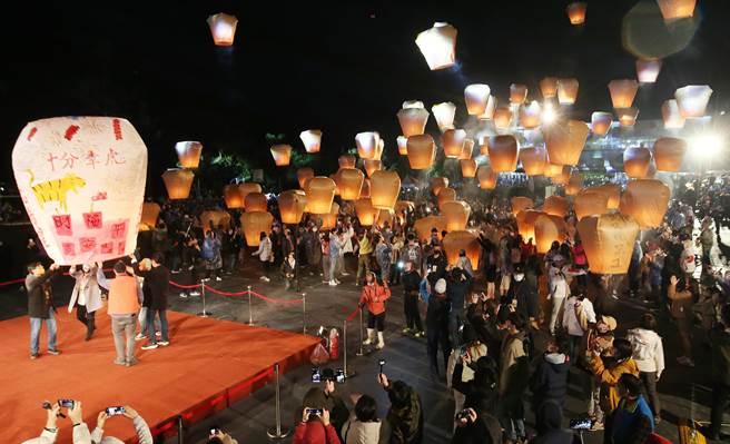 「2022新北市平溪天燈節」首場活動12日在平溪國中舉行，眾多天燈一同升空，場面壯觀。（姚志平攝）