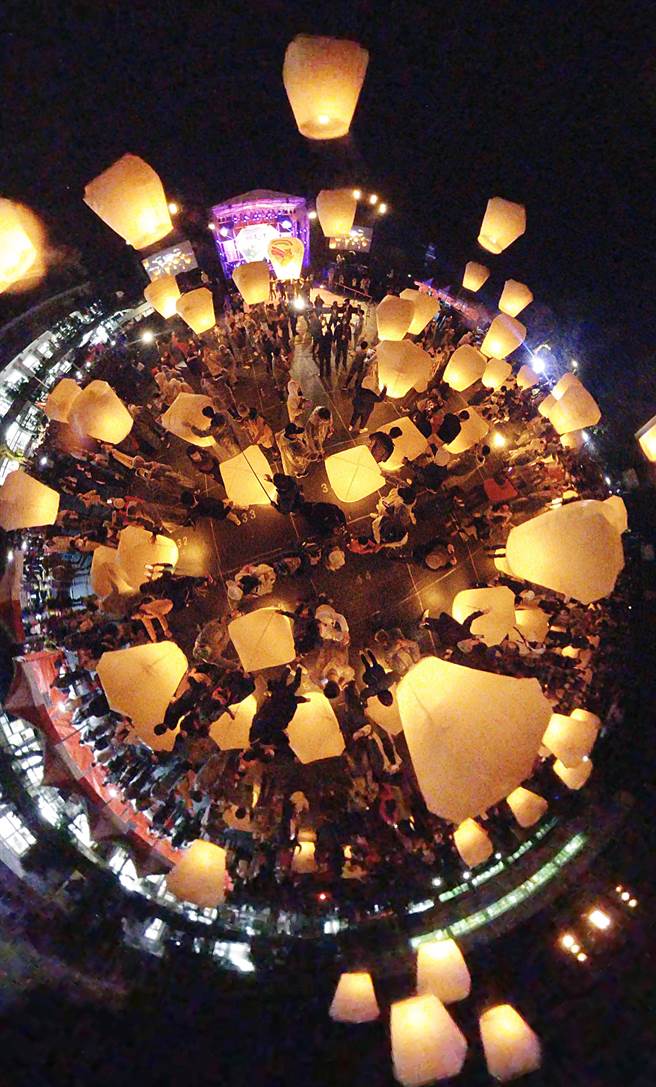 「2022新北市平溪天燈節」首場活動12日在平溪國中舉行，眾多天燈一同升空，場面壯觀。（姚志平攝）