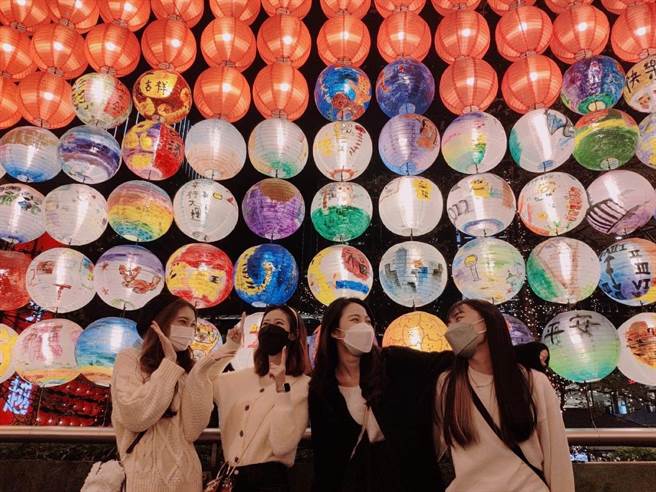 即起至2月20日止，新光三越台北信义新天地在A11－A9空桥打造「虎跃新程彩灯节」。（新光三越提供）