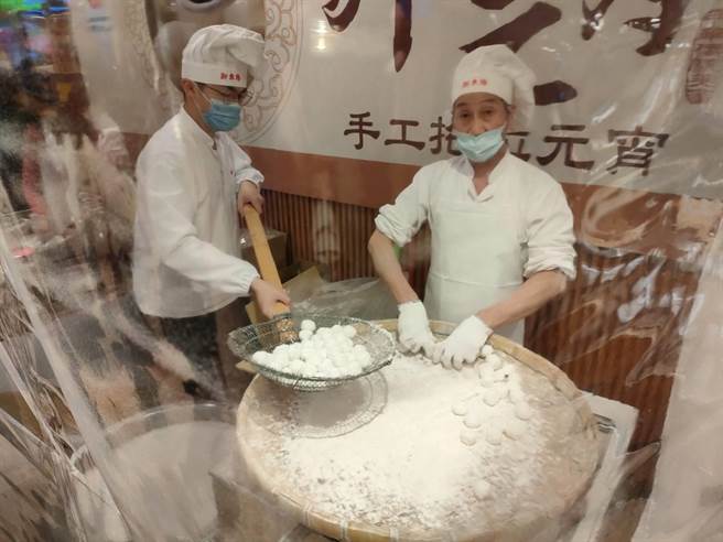 SOGO忠孝馆至今（15日）止，在新东阳柜位举办手工舞元宵。（SOGO提供）